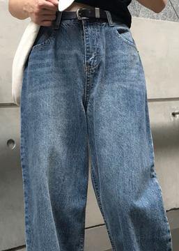 "Kvinnors vintage vida jeansblå byxor med hög midja, vida ben och elegant silhuett för tidlös stil."