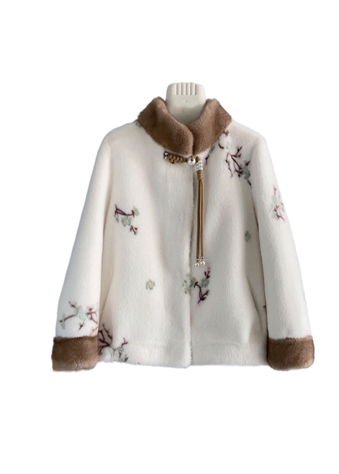 "Kvinnors vintage vinterjacka med stativkrage och broderi, elegant design för stil och komfort under vintern."