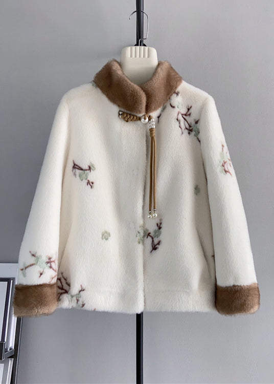 "Kvinnors vintage vinterjacka med stativkrage och broderi, elegant design för stil och komfort under vintern."