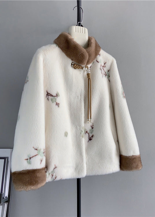 "Kvinnors vintage vinterjacka med stativkrage och broderi, elegant design för stil och komfort under vintern."
