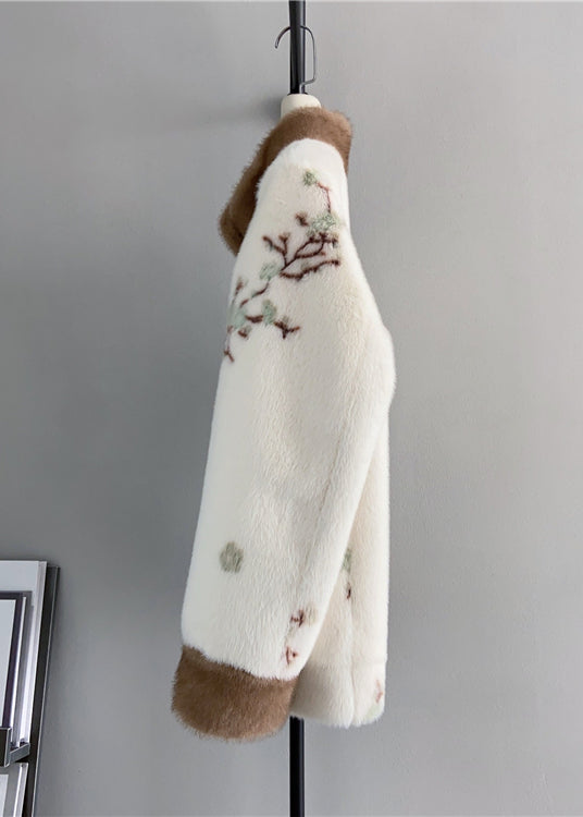 "Kvinnors vintage vinterjacka med stativkrage och broderi, elegant design för stil och komfort under vintern."