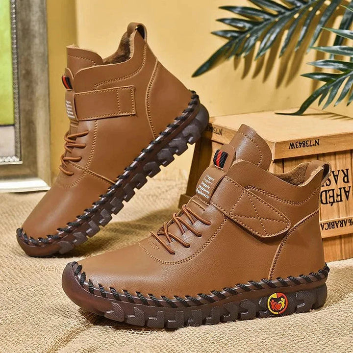 "Kvinnors vinter sneakers stövlar med trendig design i svart, beige, brun och röd, bekväma och varma för vinter."