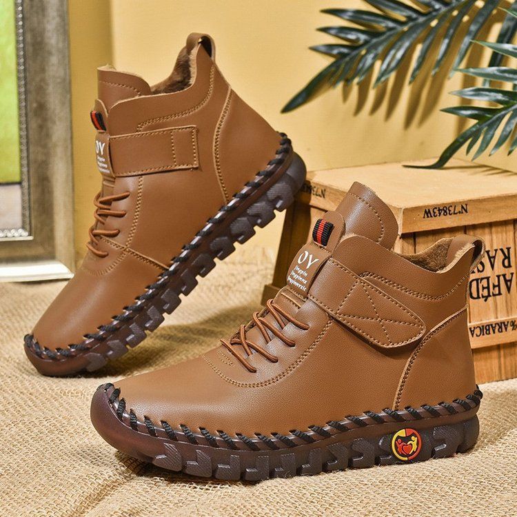 "Kvinnors vinter sneakers stövlar med trendig design i svart, beige, brun och röd, bekväma och varma för vinter."
