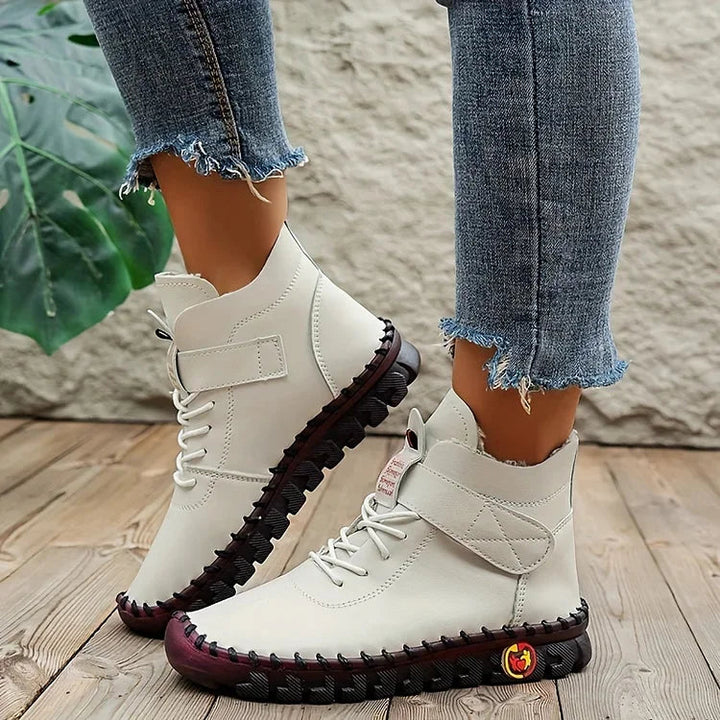 "Kvinnors vinter sneakers stövlar med trendig design i svart, beige, brun och röd, bekväma och varma för vinter."
