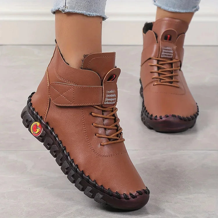 "Kvinnors vinter sneakers stövlar med trendig design i svart, beige, brun och röd, bekväma och varma för vinter."