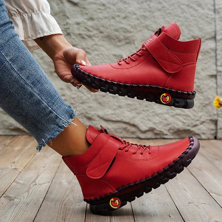 "Kvinnors vinter sneakers stövlar med trendig design i svart, beige, brun och röd, bekväma och varma för vinter."