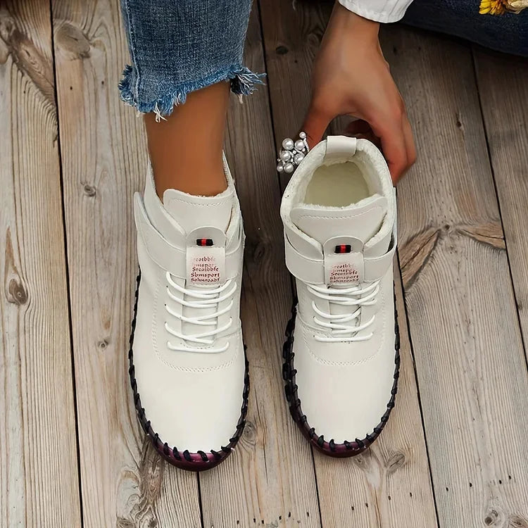 "Kvinnors vinter sneakers stövlar med trendig design i svart, beige, brun och röd, bekväma och varma för vinter."