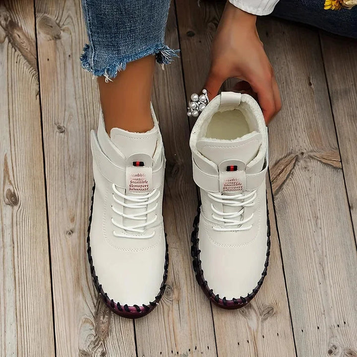 "Kvinnors vinter sneakers stövlar med trendig design i svart, beige, brun och röd, bekväma och varma för vinter."