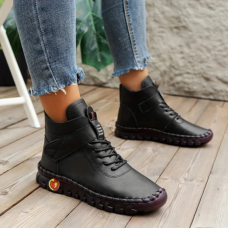 "Kvinnors vinter sneakers stövlar med trendig design i svart, beige, brun och röd, bekväma och varma för vinter."