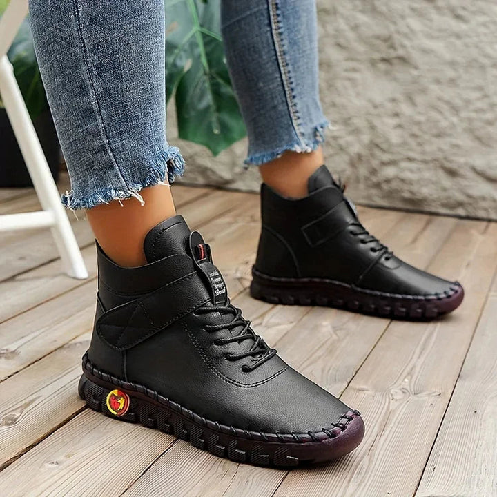 "Kvinnors vinter sneakers stövlar med trendig design i svart, beige, brun och röd, bekväma och varma för vinter."