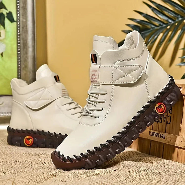 "Kvinnors vinter sneakers stövlar med trendig design i svart, beige, brun och röd, bekväma och varma för vinter."