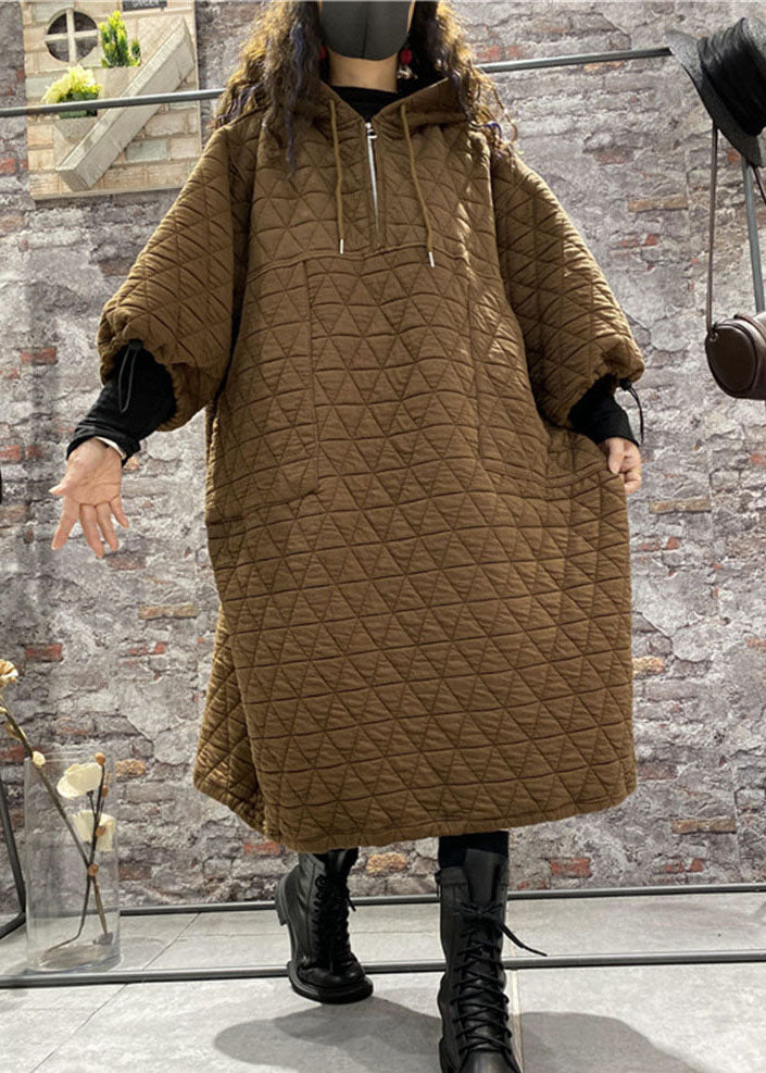 "Kvinnors vinterklänning med dragsko och huva, elegant design, varm och rymlig, perfekt för kalla vinterdagar."