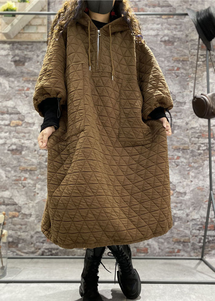 "Kvinnors vinterklänning med dragsko och huva, elegant design, varm och rymlig, perfekt för kalla vinterdagar."