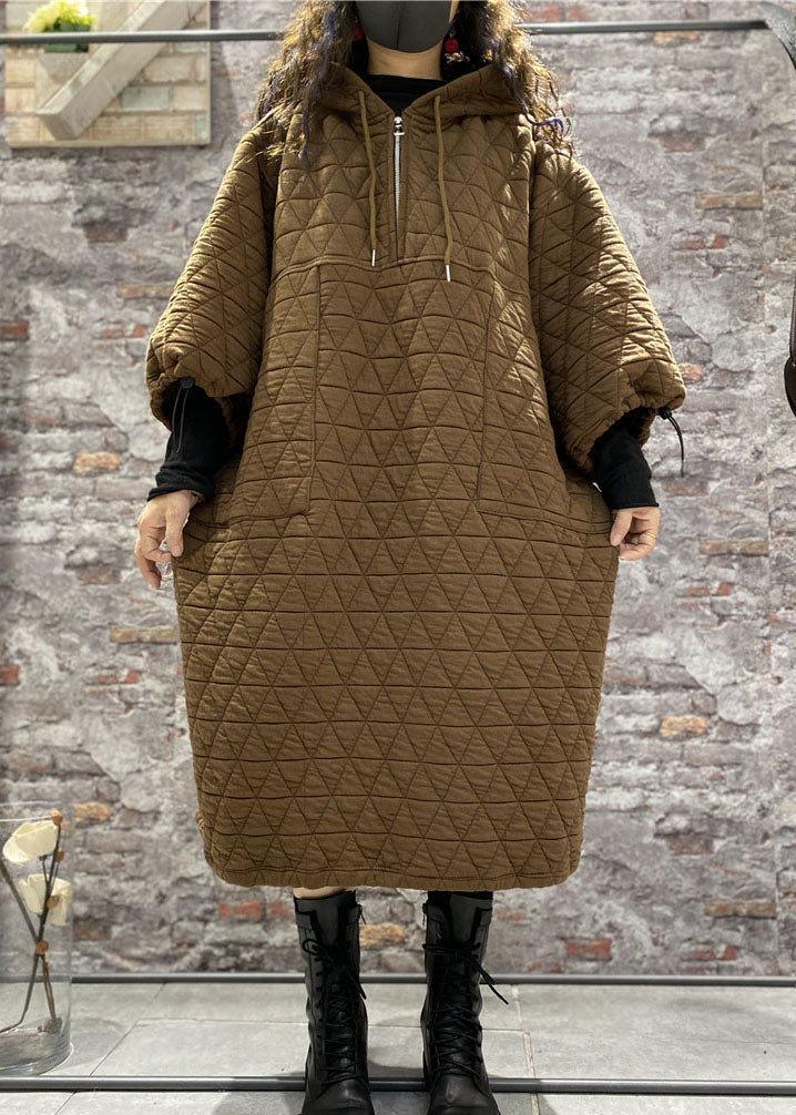 "Kvinnors vinterklänning med dragsko och huva, elegant design, varm och rymlig, perfekt för kalla vinterdagar."