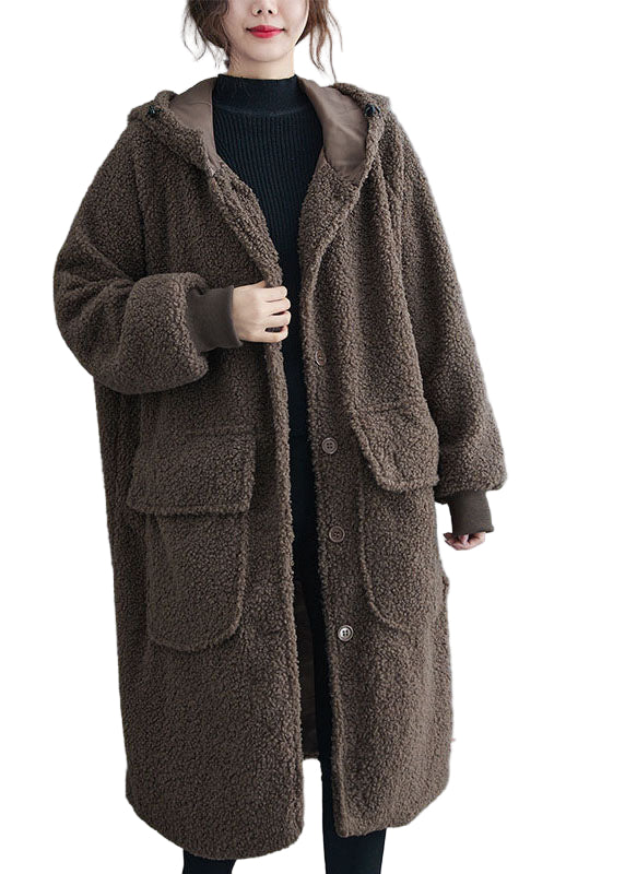 "Kvinnors vinterparkas med huva, fickor, och lös passform i elegant design, framifrån visning."