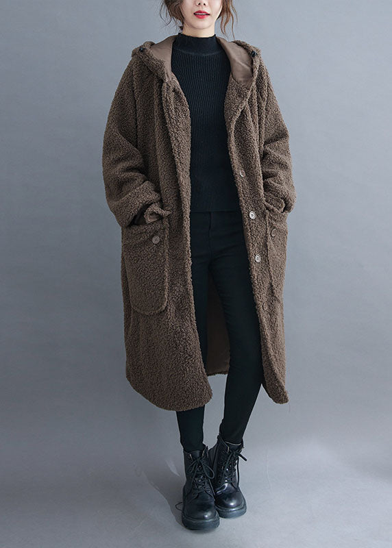 "Kvinnors vinterparkas med huva, fickor, och lös passform i elegant design, framifrån visning."