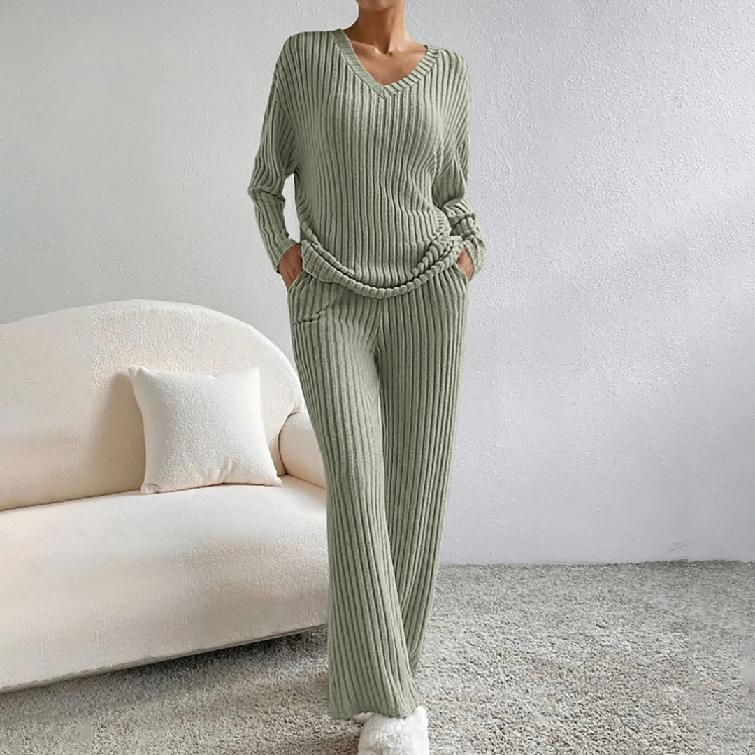 "Kvinnors vinterset, mjuk tröja och raka byxor, tvådelad design, bekväm och elegant för kalla dagar."