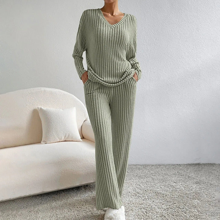 "Kvinnors vinterset, mjuk tröja och raka byxor, tvådelad design, bekväm och elegant för kalla dagar."