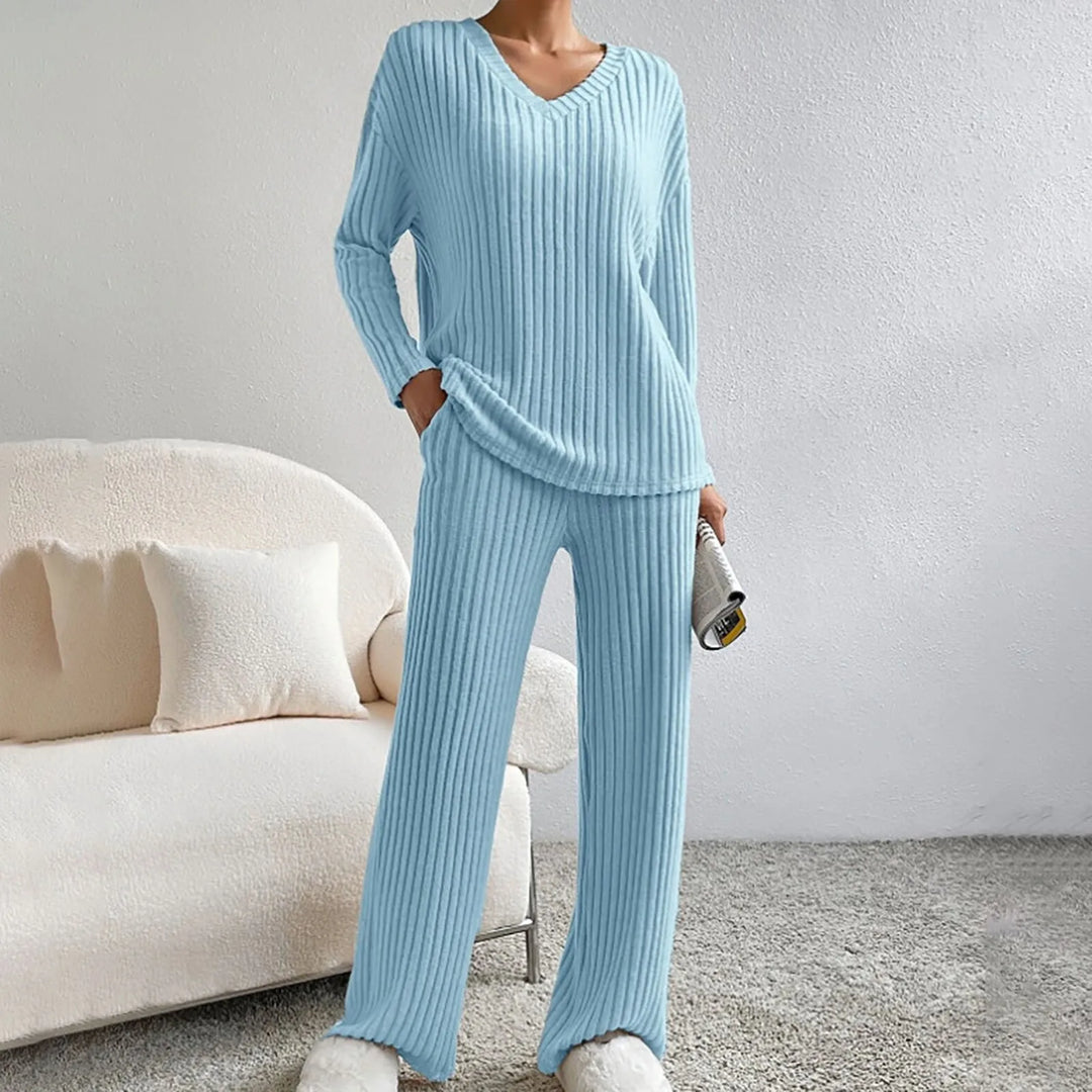 "Kvinnors vinterset, mjuk tröja och raka byxor, tvådelad design, bekväm och elegant för kalla dagar."