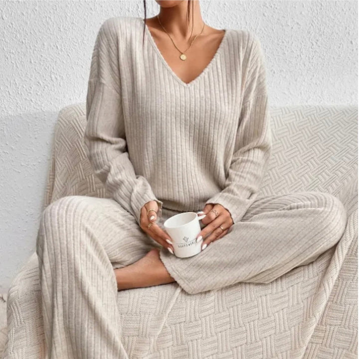 "Kvinnors vinterset, mjuk tröja och raka byxor, tvådelad design, bekväm och elegant för kalla dagar."