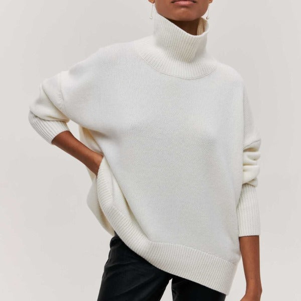 "Kvinnors vintertröja med rullhals, mjuk textur i klassiska färger som beige och blå, perfekt för kallt väder."