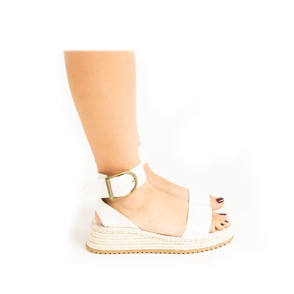 "Kvinnors vit kilklack sandal med justerbar ankelrem, bekväm gummisula och elegant design för vår- och sommarkläder."