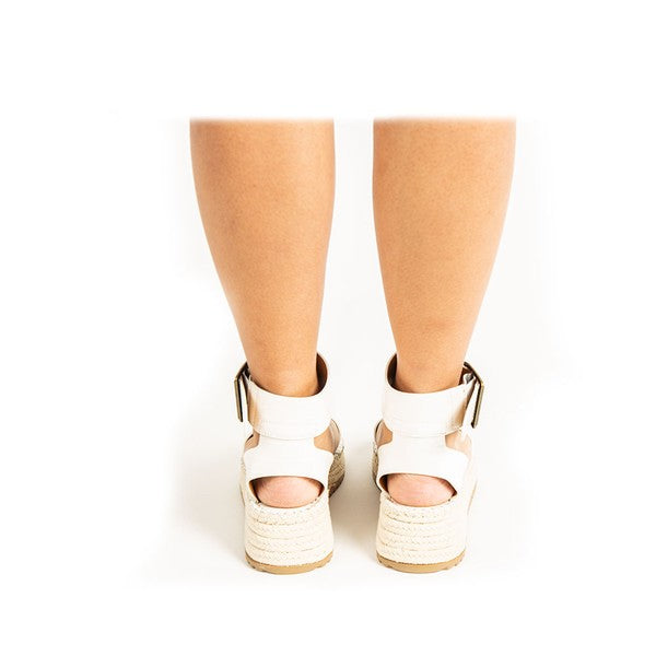 "Kvinnors vit kilklack sandal med justerbar ankelrem, bekväm gummisula och elegant design för vår- och sommarkläder."