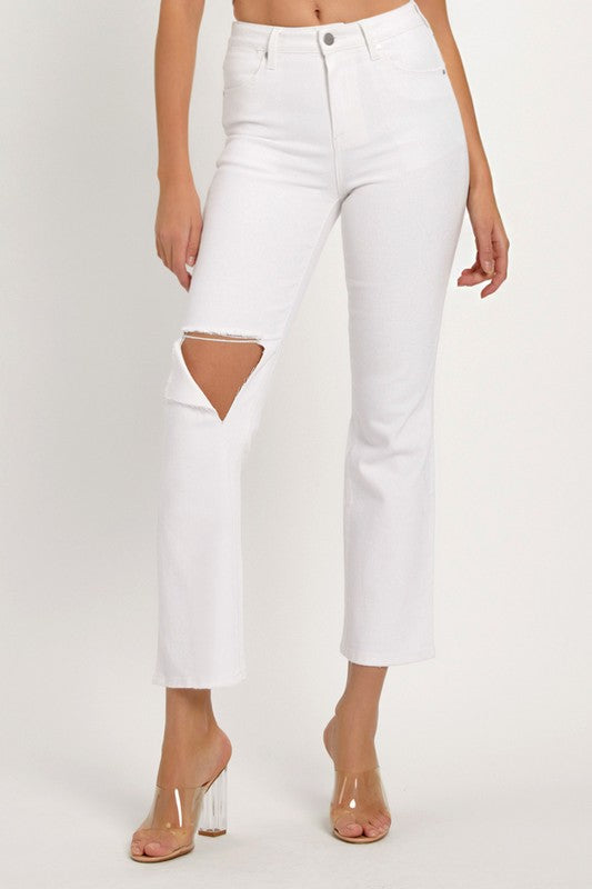 "Kvinnors vita distressed denim jeans med avslappnad passform, edgy design, praktiska fickor och fräscht utseende."
