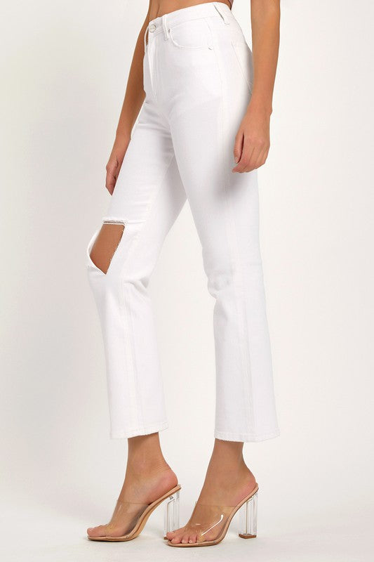 "Kvinnors vita distressed denim jeans med avslappnad passform, edgy design, praktiska fickor och fräscht utseende."