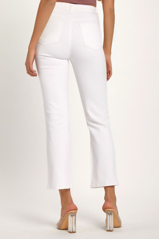 "Kvinnors vita distressed denim jeans med avslappnad passform, edgy design, praktiska fickor och fräscht utseende."