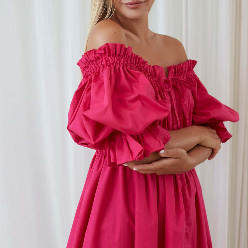 Lekfull rosa off-shoulder damklänning med korta puffärmar och elastisk midja för elegant passform.