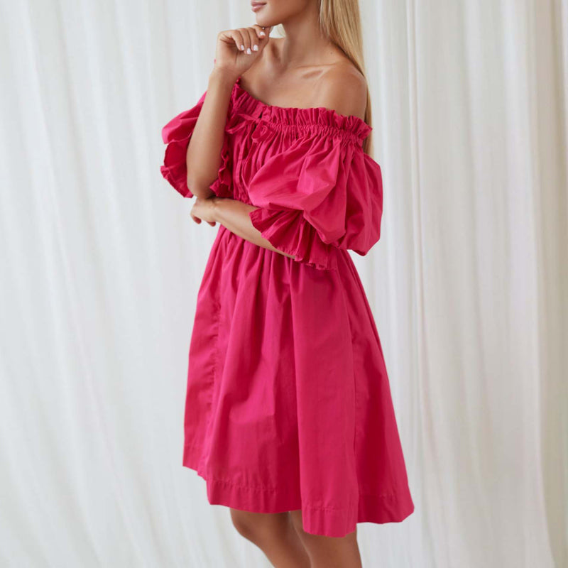 Lekfull rosa off-shoulder damklänning med korta puffärmar och elastisk midja för elegant passform.
