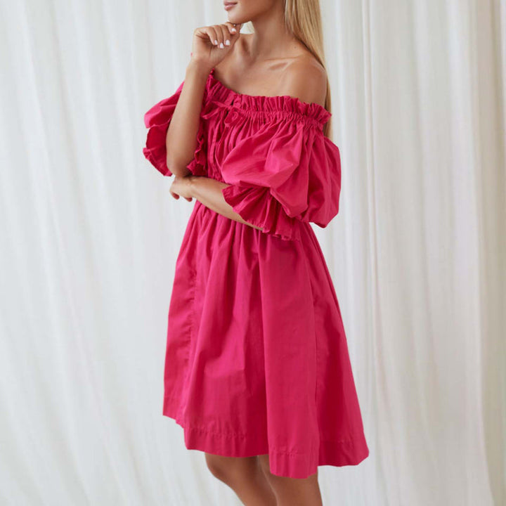 Lekfull rosa off-shoulder damklänning med korta puffärmar och elastisk midja för elegant passform.