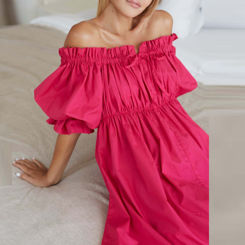 Lekfull rosa off-shoulder damklänning med korta puffärmar och elastisk midja för elegant passform.