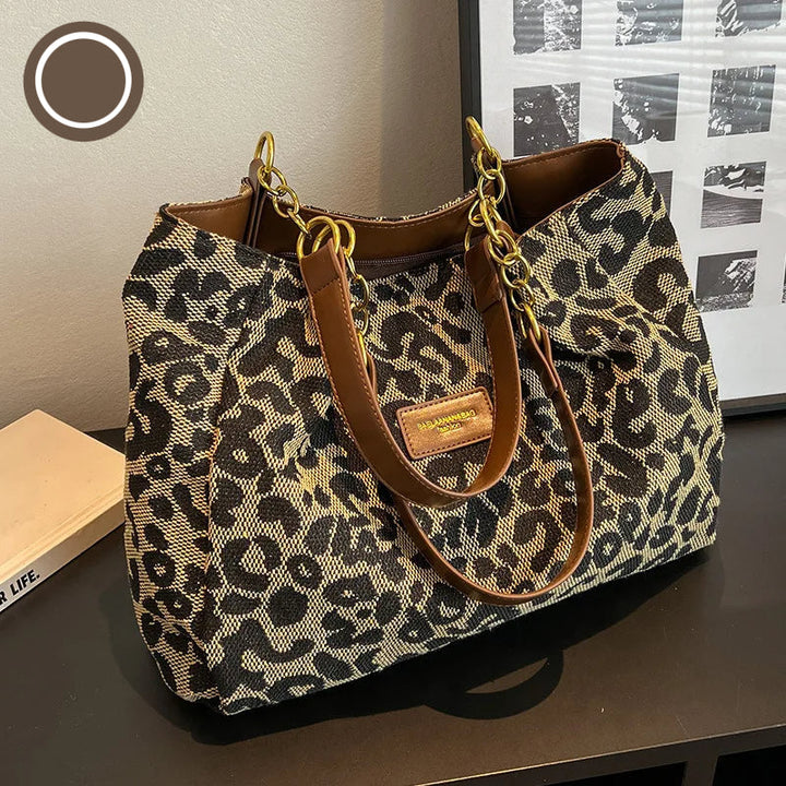 Leopardmönstrad canvas tote bag för damer med elegant design och säker dragkedja; perfekt accessoar för stil och funktionalit