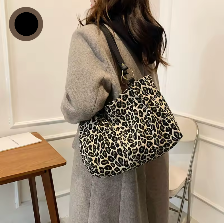 Leopardmönstrad canvas tote bag för damer med elegant design och säker dragkedja; perfekt accessoar för stil och funktionalit