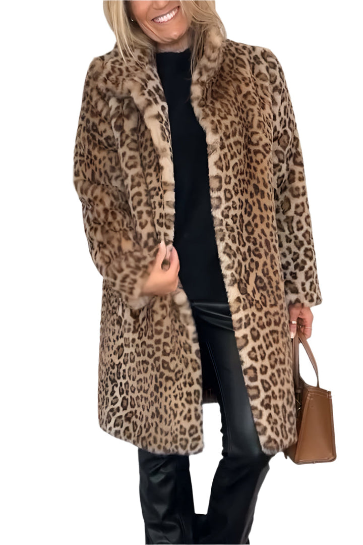 Leopardmönstrad damkappa i skräddarsydd stil, chic och sofistikerad, perfekt för både fest och vardag.