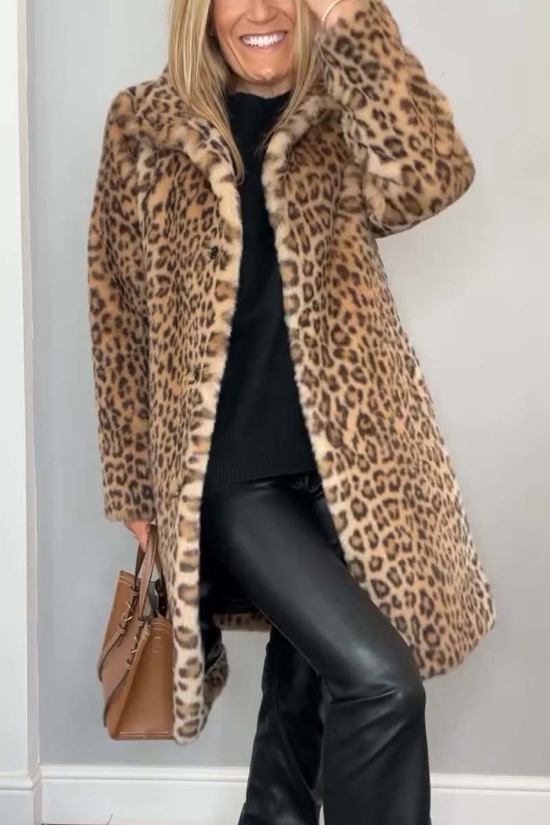 Leopardmönstrad damkappa i skräddarsydd stil, chic och sofistikerad, perfekt för både fest och vardag.