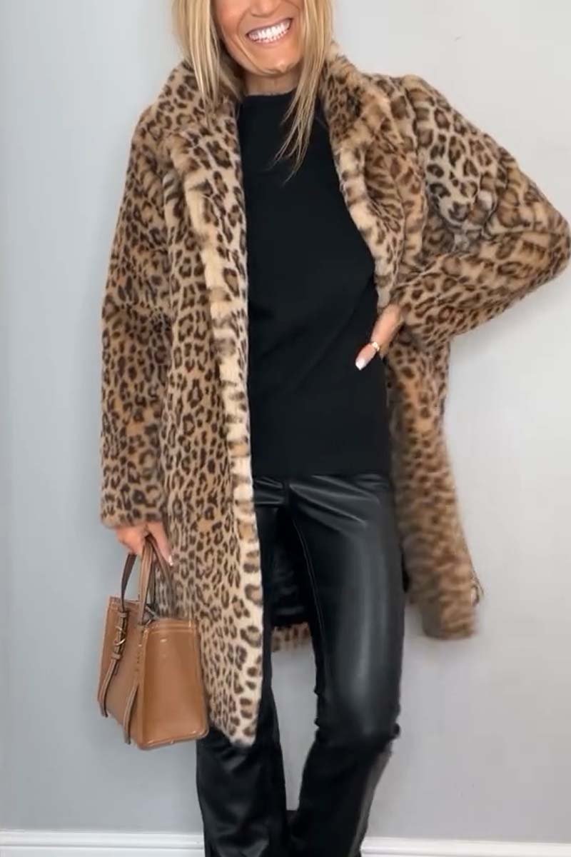 Leopardmönstrad damkappa i skräddarsydd stil, chic och sofistikerad, perfekt för både fest och vardag.