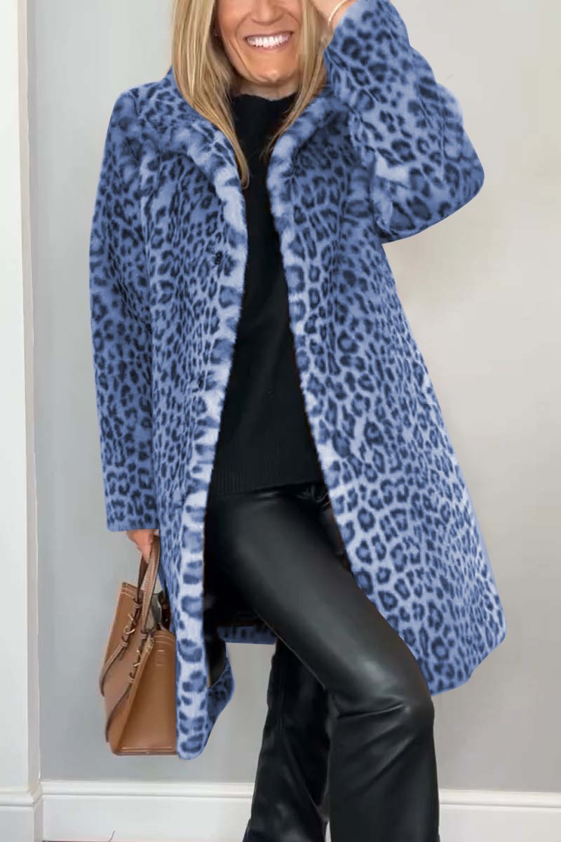 Leopardmönstrad damkappa i skräddarsydd stil, chic och sofistikerad, perfekt för både fest och vardag.