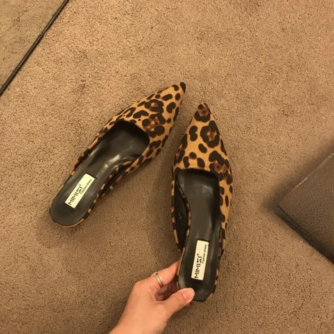 "Leopardmönstrade spetsiga tåmulor för kvinnor med låg klack, djärvt mönster och eleganta detaljer, perfekt för alla tillfäll
