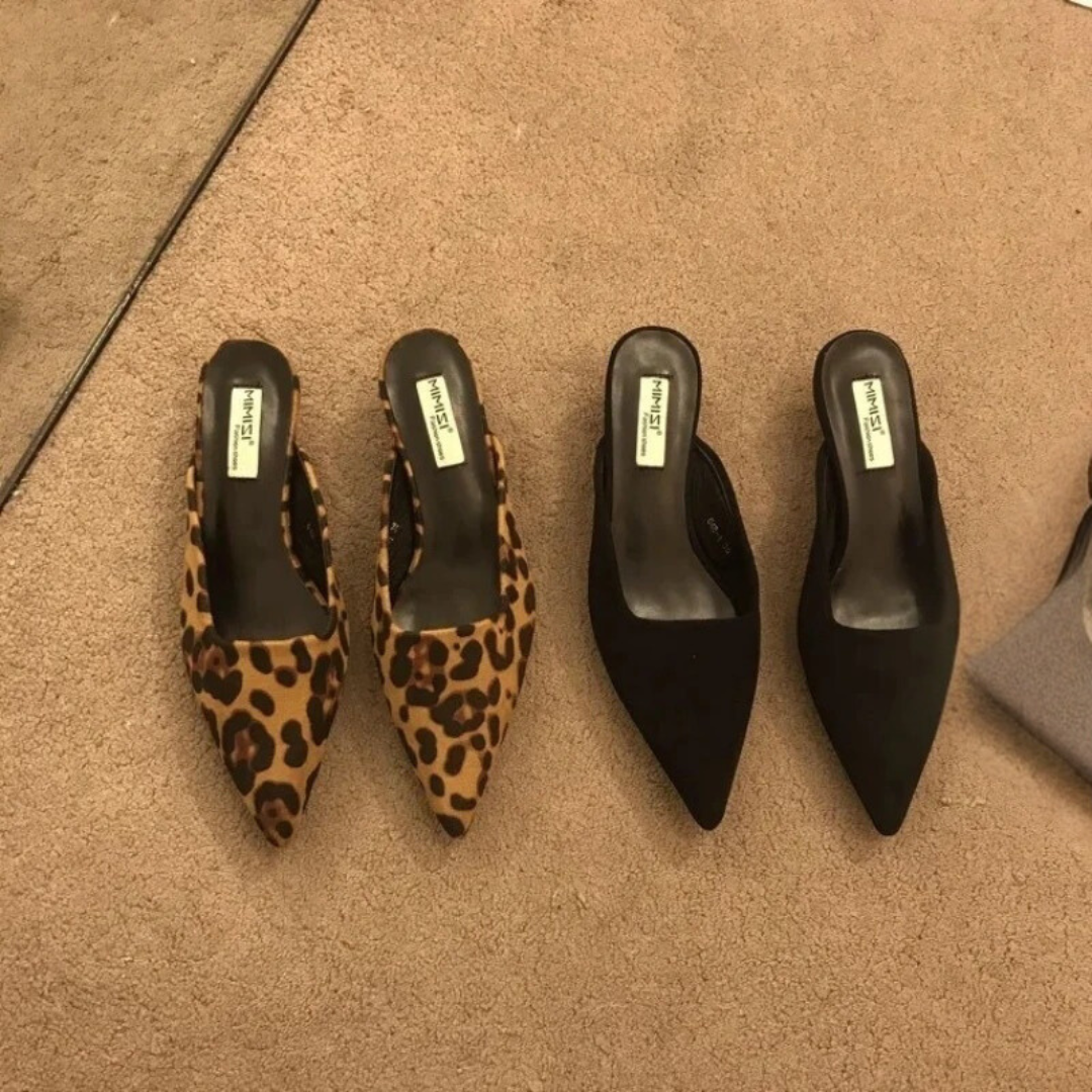 "Leopardmönstrade spetsiga tåmulor för kvinnor med låg klack, djärvt mönster och eleganta detaljer, perfekt för alla tillfäll
