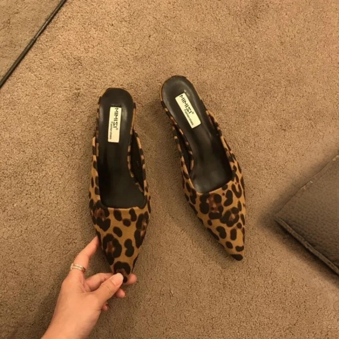 "Leopardmönstrade spetsiga tåmulor för kvinnor med låg klack, djärvt mönster och eleganta detaljer, perfekt för alla tillfäll