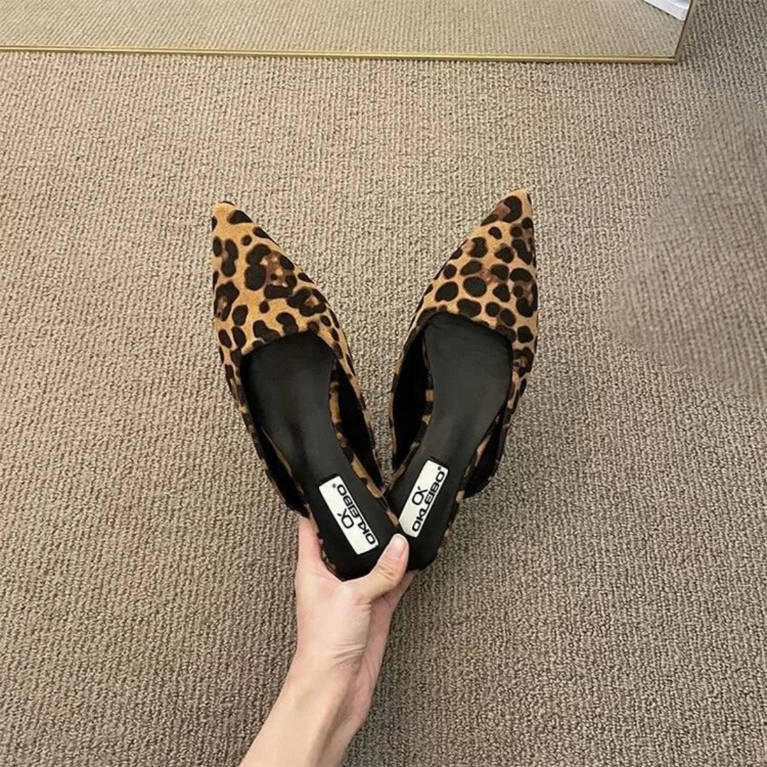 "Leopardmönstrade spetsiga tåmulor för kvinnor med låg klack, djärvt mönster och eleganta detaljer, perfekt för alla tillfäll