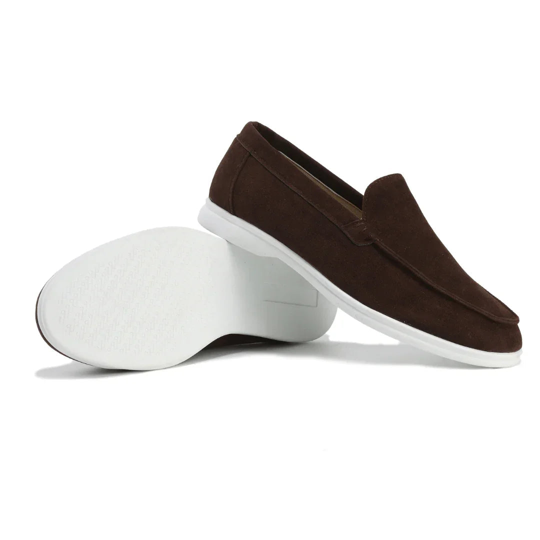 "Lågprofil herrloafers i äkta läder, stilrena design. Perfekta för formella och avslappnade tillfällen."