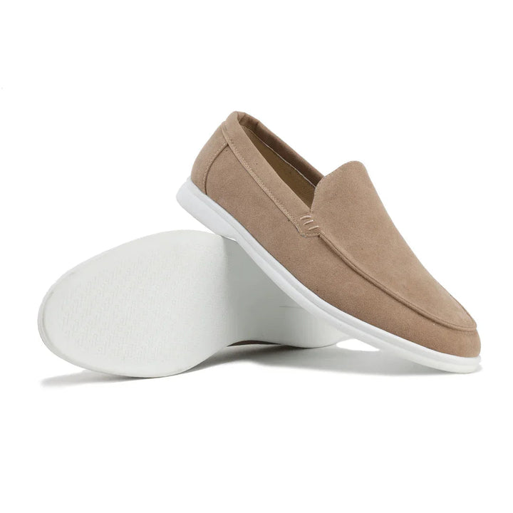 "Lågprofil herrloafers i äkta läder, stilrena design. Perfekta för formella och avslappnade tillfällen."