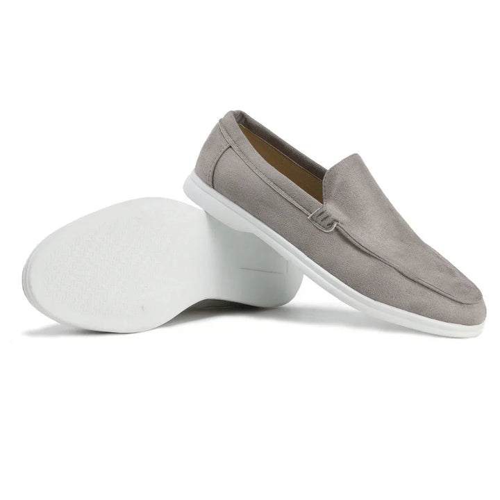 "Lågprofil herrloafers i äkta läder, stilrena design. Perfekta för formella och avslappnade tillfällen."