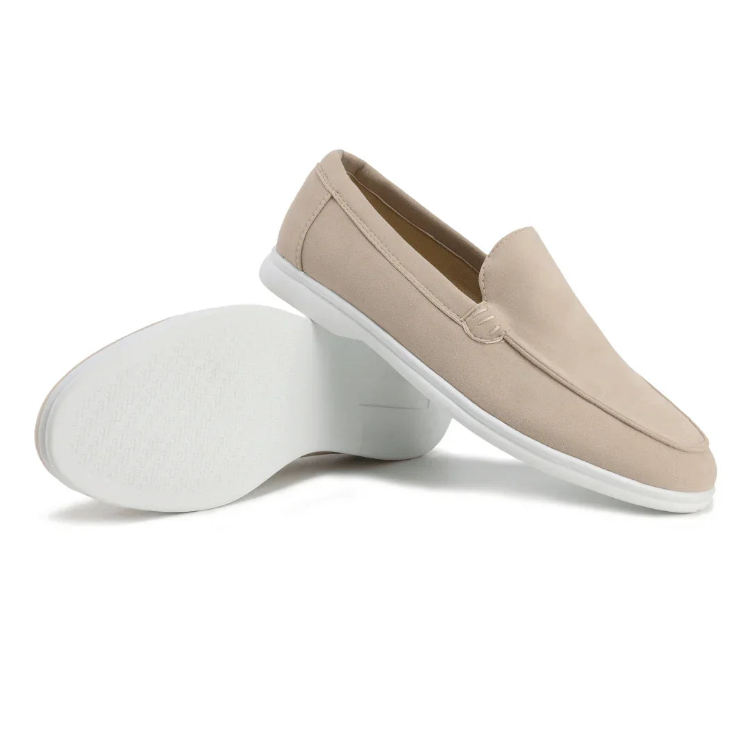 "Lågprofil herrloafers i äkta läder, stilrena design. Perfekta för formella och avslappnade tillfällen."
