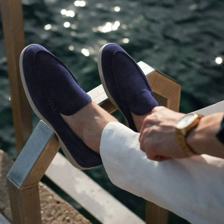 "Lågprofil herrloafers i äkta läder, stilrena design. Perfekta för formella och avslappnade tillfällen."