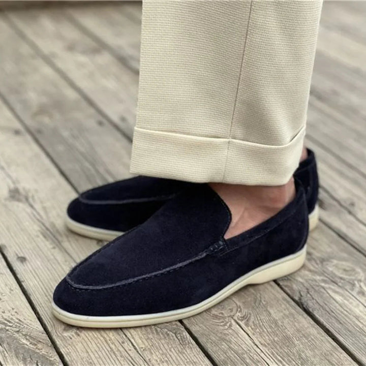 "Lågprofil herrloafers i äkta läder, stilrena design. Perfekta för formella och avslappnade tillfällen."